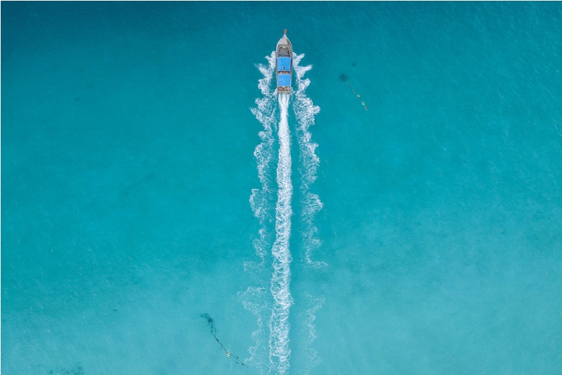 Lancha rápida sobre el agua en Phuket Phuket paseos en barco consejos de viaje