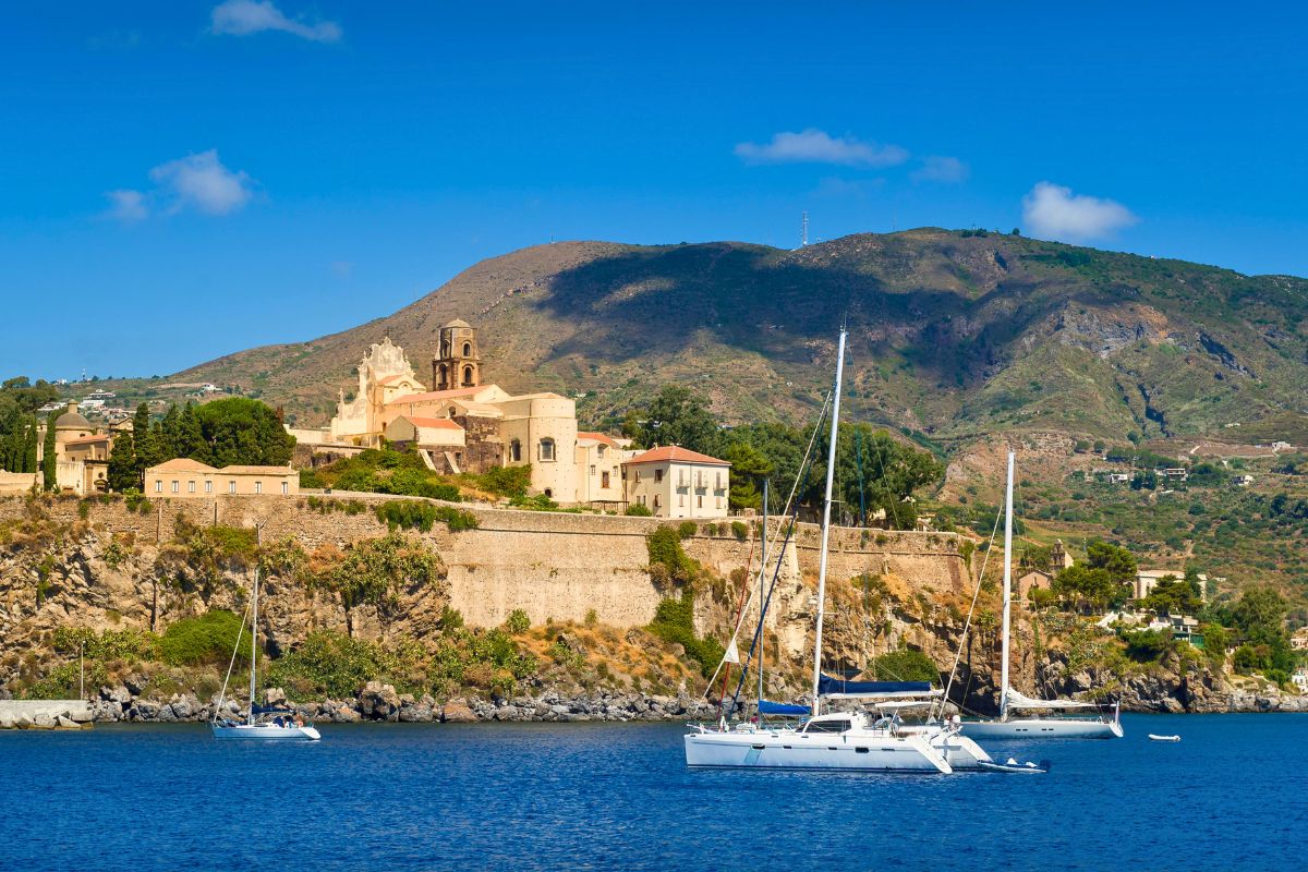 Noleggio barca con skipper Eolie