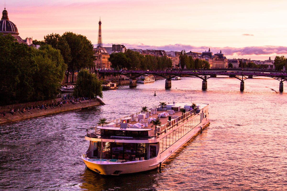 Le Diamant Bleu Seine River Dinner Cruise